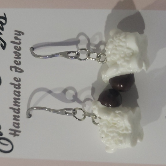 1663- Sheep Women's Handmade Dangle Earrings NWT - Picture 2 of 3